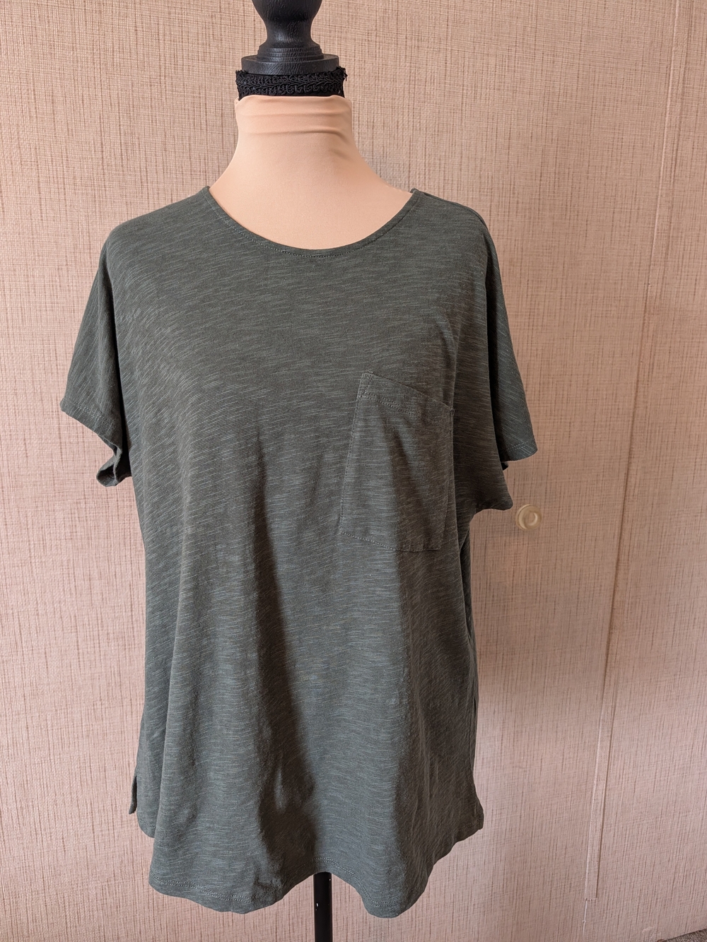 Women's Slub-Knit Olive Short Sleeve Pocket Tee - Relaxed Silhouette